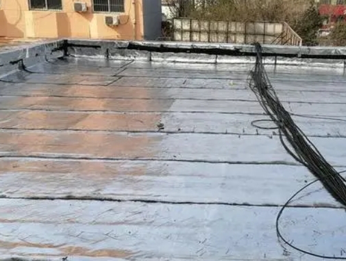阿克陶卫生间漏水维修公司分享下阿克陶屋面楼顶防水刚性防水层施工要点。